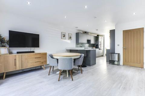 4 bedroom terraced house for sale, Catherines Walk, Horsforth, Leeds, West Yorkshire, LS18