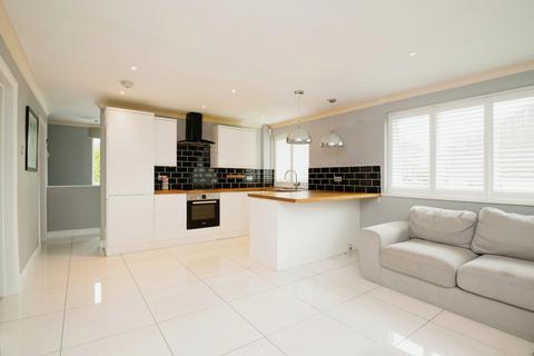 2 bedroom flat to rent, Pennant Crescent, Lakeside, Cardiff, CF23