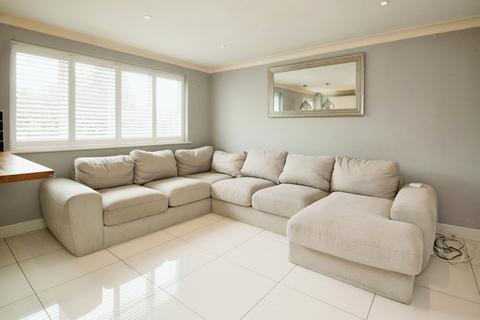 2 bedroom flat to rent, Pennant Crescent, Lakeside, Cardiff, CF23