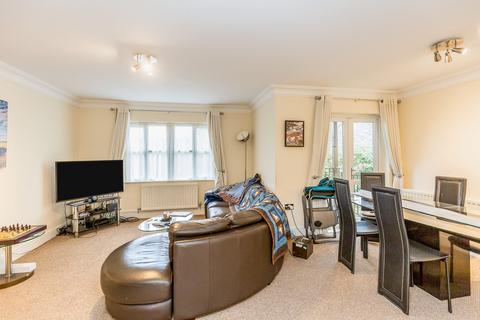 2 bedroom flat to rent, Waglands Garden, Buckingham, MK18