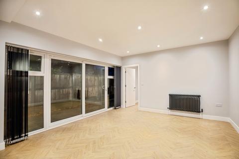 2 bedroom flat to rent, Limes Grove, SE13