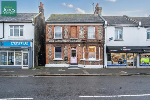 2 bedroom flat to rent, South Street, Tarring, Worthing, Est Sussex, BN14