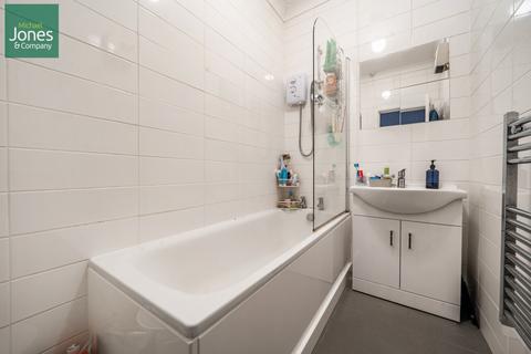 2 bedroom flat to rent, South Street, Tarring, Worthing, Est Sussex, BN14