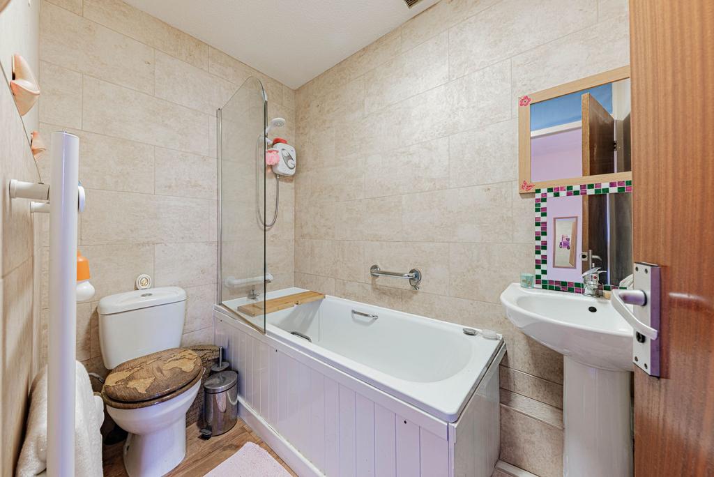 Bathroom W.C (1)