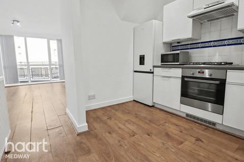 2 bedroom apartment to rent, Valetta Way, ROCHESTER