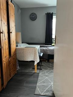 3 bedroom terraced house to rent, Vallance Road, London E1