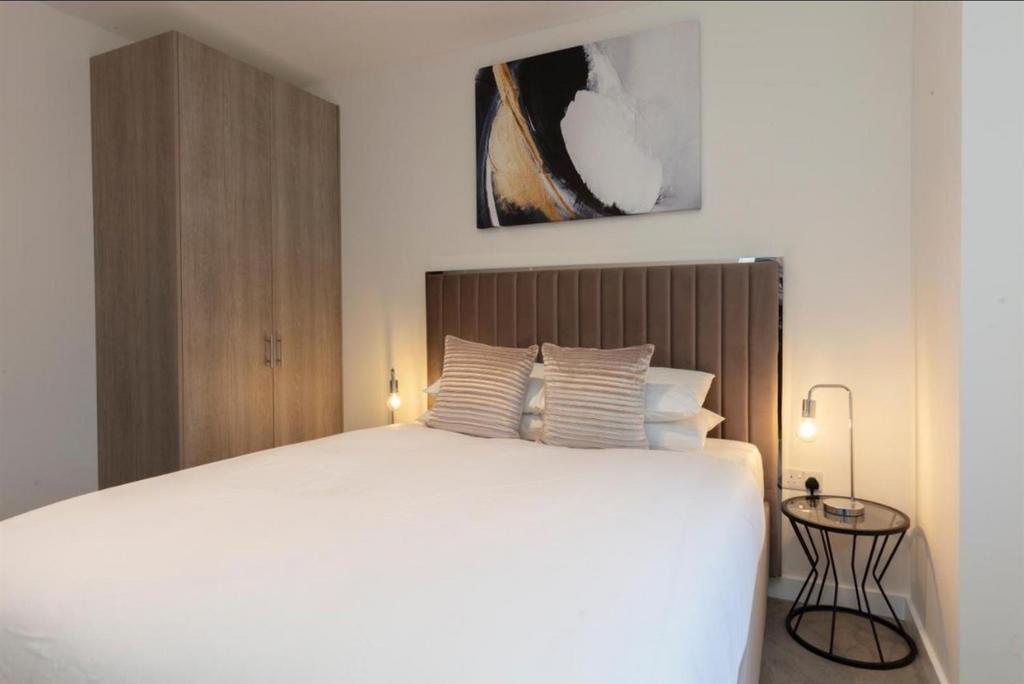 Flat 8 Pictures (9).jpg