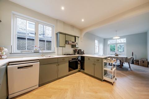 4 bedroom flat to rent, Foyle Road London SE3