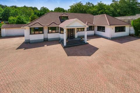 5 bedroom bungalow to rent, London Road, Bagshot GU19