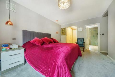 5 bedroom bungalow to rent, London Road, Bagshot GU19