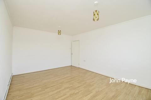 2 bedroom flat to rent, Woodhill London SE18