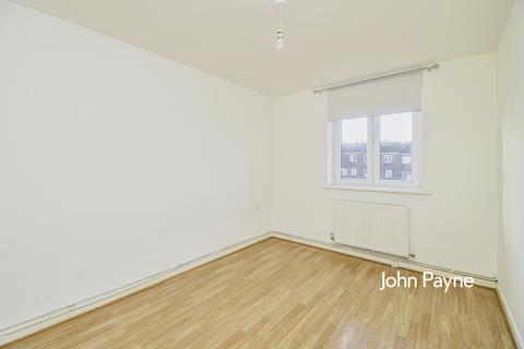 2 bedroom flat to rent, Woodhill London SE18