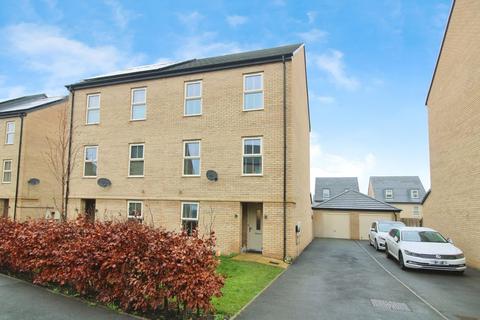 4 bedroom semi-detached house for sale, Haydock Avenue, West Yorkshire WF10