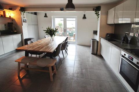 4 bedroom semi-detached house for sale, Haydock Avenue, West Yorkshire WF10
