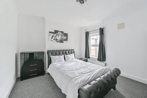 2 bedroom maisonette to rent, East Gardens, Colliers Wood, London, SW17