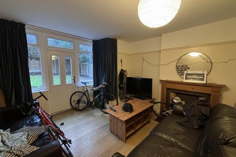 5 bedroom house to rent, Charnock Avenue, Wollaton Park NG8