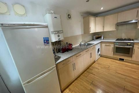 4 bedroom flat to rent, Chapel Court, Lenton NG7