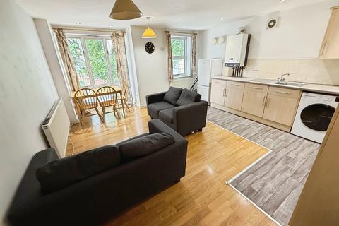 4 bedroom flat to rent, Chapel Court, Lenton NG7