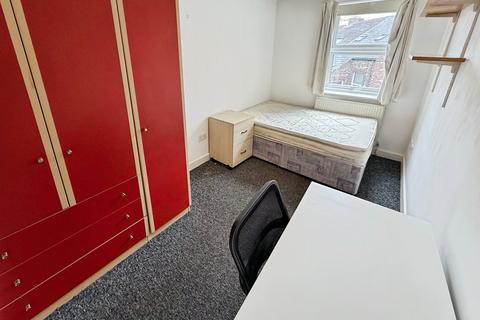 4 bedroom flat to rent, Chapel Court, Lenton NG7