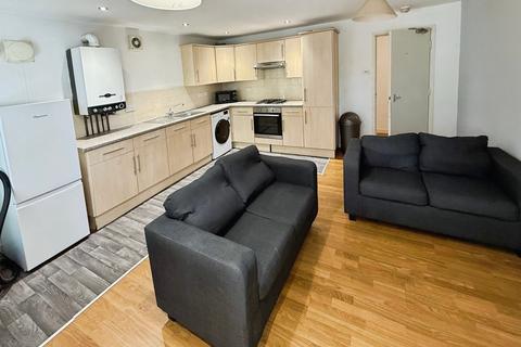 4 bedroom flat to rent, Chapel Court, Lenton NG7