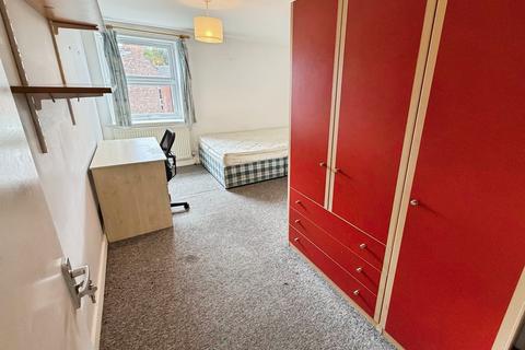 4 bedroom flat to rent, Chapel Court, Lenton NG7