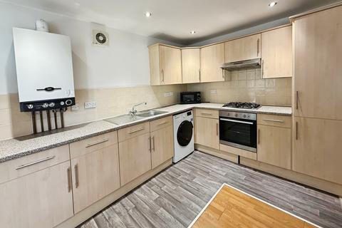 4 bedroom flat to rent, Chapel Court, Lenton NG7