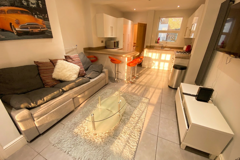5 bedroom house to rent, Mettham Street - 5 Bed Bills Inc, Lenton NG7