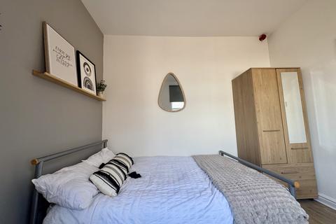 3 bedroom flat to rent, b Peveril Street, Arboretum NG7