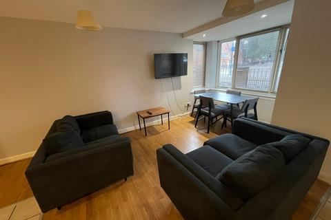 4 bedroom flat to rent, Chapel Court, Lenton NG7