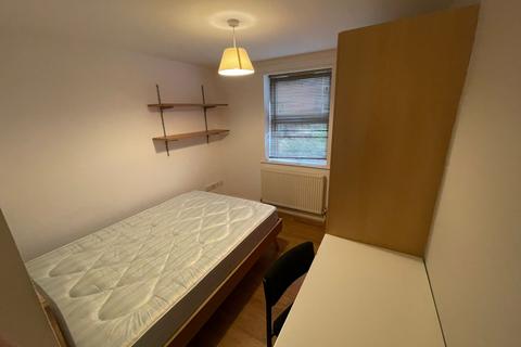 4 bedroom flat to rent, Chapel Court, Lenton NG7