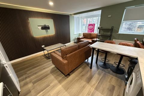 4 bedroom flat to rent, Chapel Court, Lenton NG7
