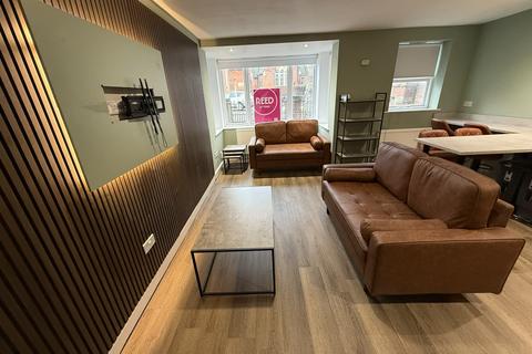 4 bedroom flat to rent, Chapel Court, Lenton NG7