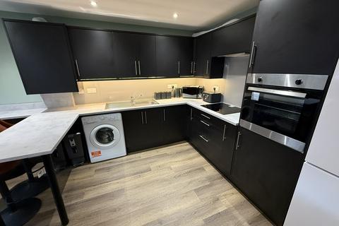4 bedroom flat to rent, Chapel Court, Lenton NG7