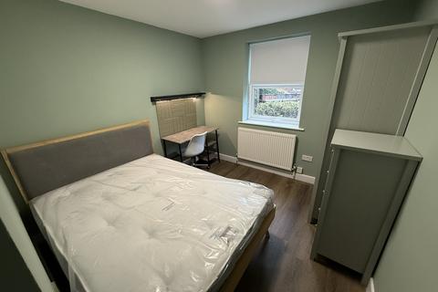 4 bedroom flat to rent, Chapel Court, Lenton NG7