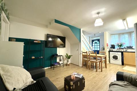 3 bedroom house to rent, Saxon Green, Lenton NG7