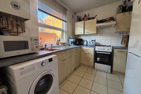 3 bedroom flat to rent, Forest Rd West Flat 1, Arboretum NG7
