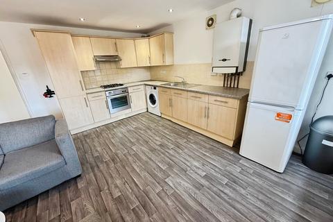 4 bedroom flat to rent, Chapel Court, Lenton NG7