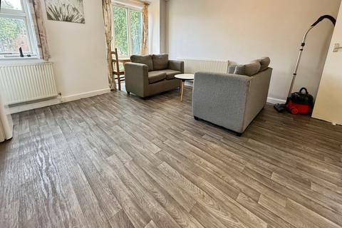 4 bedroom flat to rent, Chapel Court, Lenton NG7