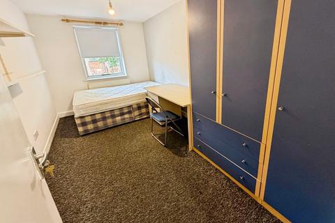 4 bedroom flat to rent, Chapel Court, Lenton NG7