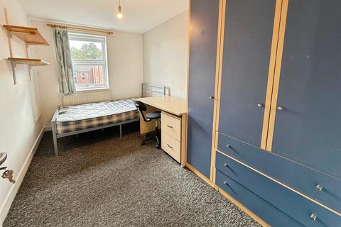 4 bedroom flat to rent, Chapel Court, Lenton NG7