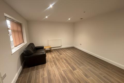 3 bedroom flat to rent, Radford NG7