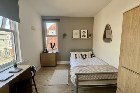 3 bedroom flat to rent, b Peveril Street, Arboretum NG7