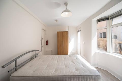 Studio to rent, Sumatra Road, West Hampstead, London, NW6
