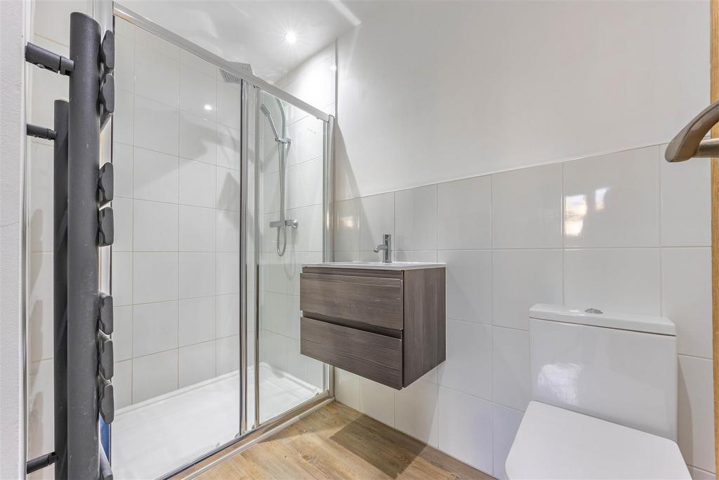 En-suite To Bedroom 3