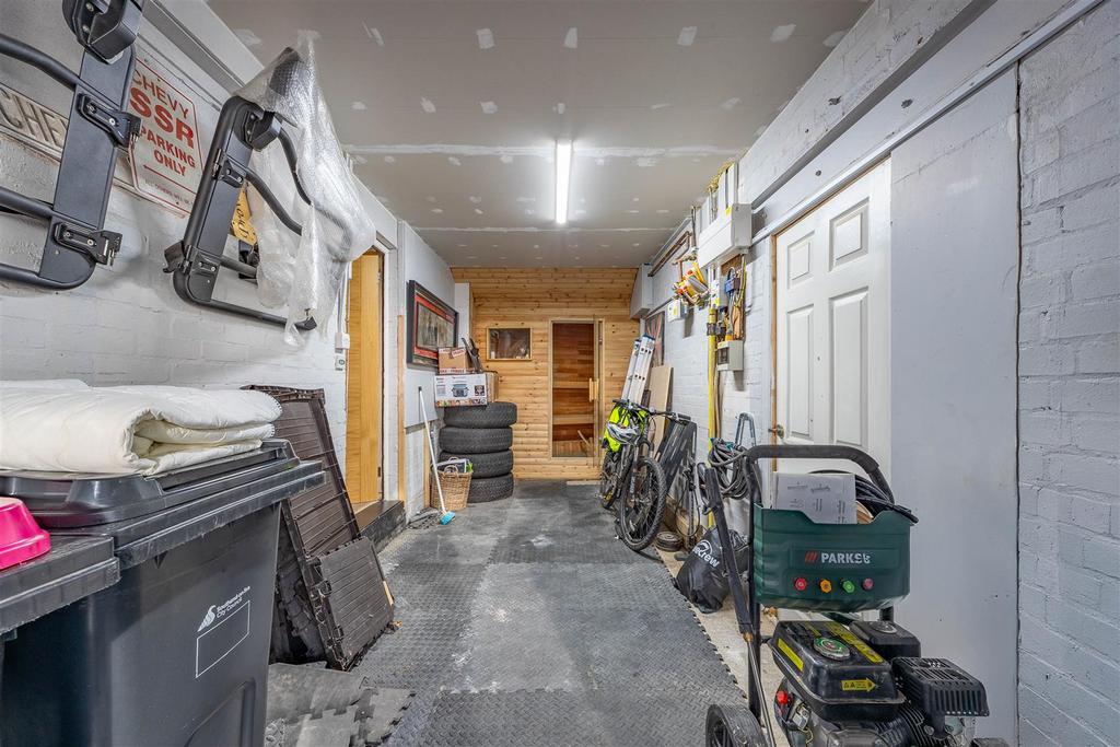 Garage/Sauna