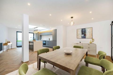 4 bedroom semi-detached house for sale, Bassingham Road, London SW18