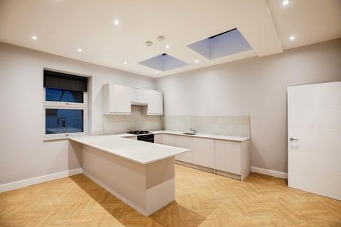 2 bedroom flat to rent, Flat 5, Limes Road SE13 6DE