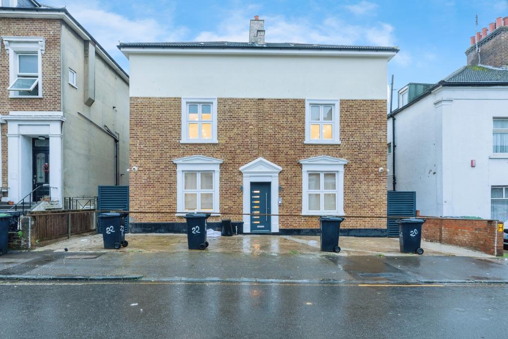 2 bed flat to rent Limes Road, London SE13
