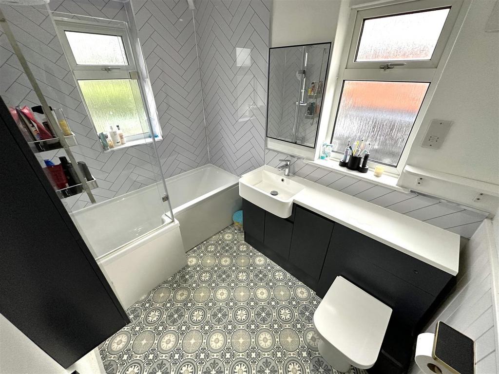 Stylish Modern Bathroom 770