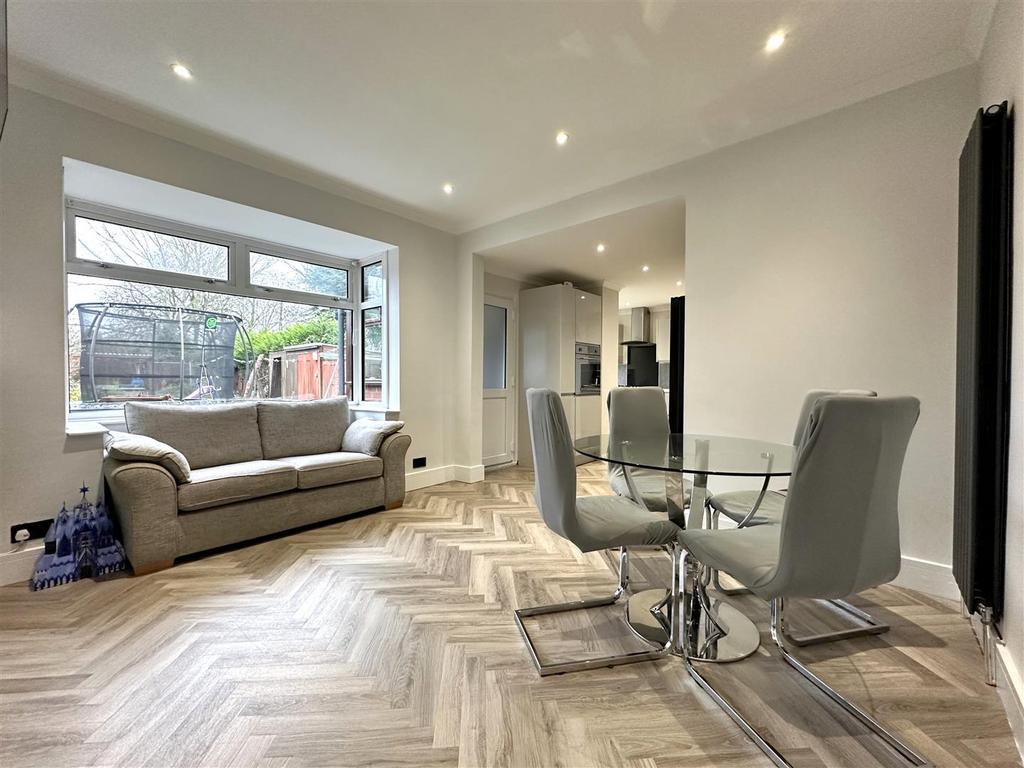 Open-Plan Living/Dining Area 723